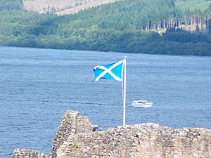Archivo:Bandera d'Escòcia al llac Ness