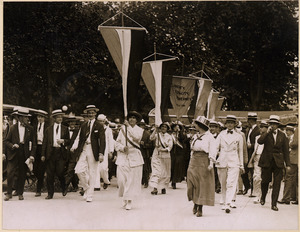 Archivo:Bastille Day spells prison for sixteen suffragettes who picketed the White House. Miss Julia . . . - NARA - 533766