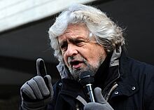 Archivo:Beppe Grillo - Trento 2012 04