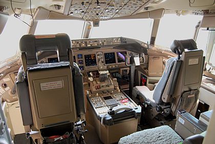 Archivo:Boeing 777-200ER cockpit