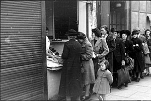 Archivo:Britain Queues For Food- Rationing and Food Shortages in Wartime, London, England, UK, 1945 D24983