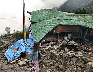 Archivo:Broken House at Chaurikharka,Nepal