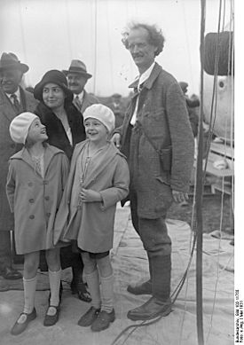 Archivo:Bundesarchiv Bild 102-11755, Prof. Auguste Piccard mit Frau und Kindern
