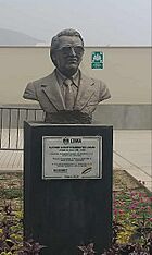 Archivo:Busto del exalcalde Alfonso Barrantes en Huaycán