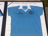 Archivo:Camiseta Belgrano de los 80 - 2