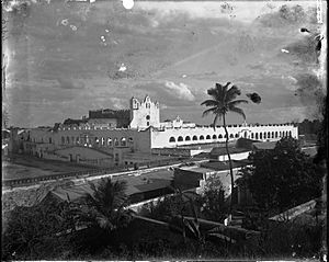 Archivo:Church and monastery of Izamal (3796292102)