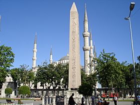 Archivo:DSC04110c Istanbul - Ippodromo - Obelisco e minareti - Foto G. Dall'Orto 25-5-2006