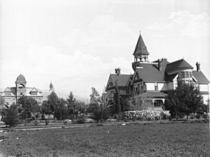 Archivo:Exterior view of Pomona College, Claremont, 1907 (CHS-3857)