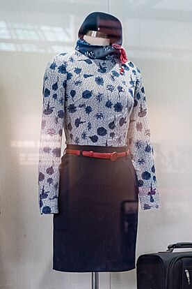 Archivo:Female flight attendant uniform of China Eastern Airlines at CAMC (20240518150837)