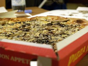 Archivo:Flickr - cyclonebill - Pizza med fire slags svampe, trøffelolie og pinjekerner (1)