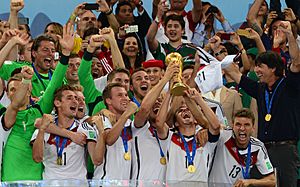 Archivo:Germany players celebrate winning the 2014 FIFA World Cup