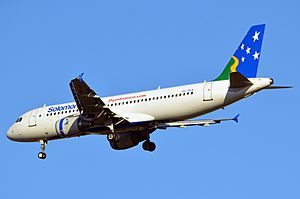 Archivo:H4-BUS Airbus A320-211 Solomon Airlines (10879303173)