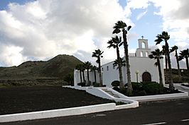 Iglesia de Ye con el monte Corona al fondo.
