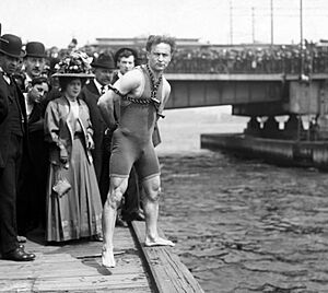 Archivo:Harry Houdini jumps from Harvard Bridge, Boston, Massachusetts, 1908 - John H. Thurston, stereopticons LCCN2015650990 - restoration