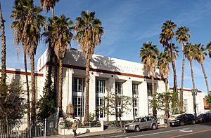 Archivo:Hollywood, California, post office building, with palm trees, 2015