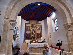 Archivo:Interior Iglesia de Cabanillas