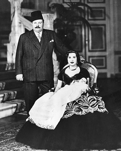 Archivo:King Farouk I with his wife Queen Narriman and their son prince Fouad