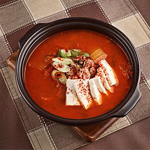 Archivo:Korean stew dish - Kimchi-jjigae Kimchi Stew 2019 (01)