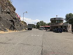 Archivo:Lachin corridor (checkpoint) between Armenia and Artsakh (July 2017)