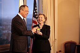 Archivo:Lavrov and Clinton reset relations-1