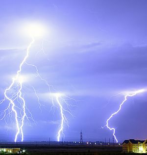 Archivo:Lightning over Oradea Romania cropped