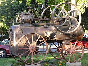 Archivo:Locomóvil agrícola, fabricado por Marshall hacia el año 1900, expuesto en Talagante, Chile