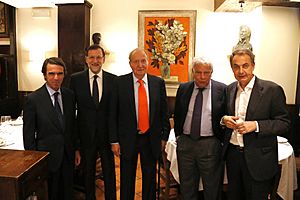 Archivo:Mariano Rajoy cena con el Rey Juan Carlos y los expresidentes del Gobierno Rodríguez Zapatero, Aznar y González