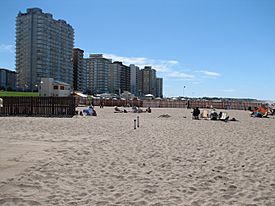 Archivo:Miramar view from the beach
