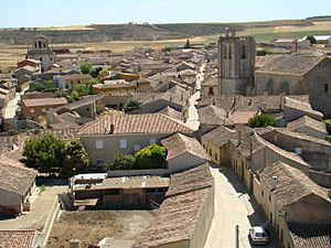 Archivo:Montealegre de Campos vista general calle principal ni