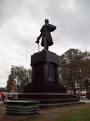 Archivo:Monumento a Juan J. Castelli en Plaza Constitución