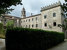 Archivo:Mosteiro de San Lourenzo Trasouto (lateral)