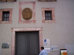 Archivo:Palacio Miranda-Valdecarzana con escudo Grado Asturias