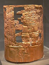 Archivo:Peru Chavin crown with deity figures DMA 2005-35-McD