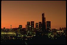 Archivo:Seattle skyline at sunset, circa 1983