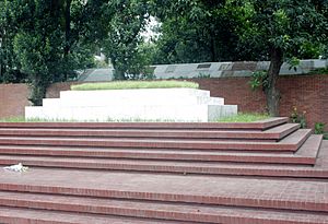 Archivo:Side view of Mausoleum of Kazi Nazrul Islam