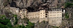 Archivo:Sumela From Across Valley