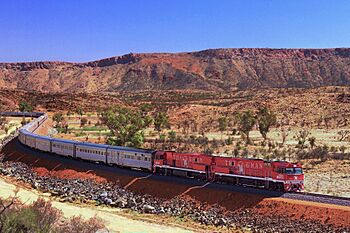 Archivo:The Ghan train in Central Australia in 2012