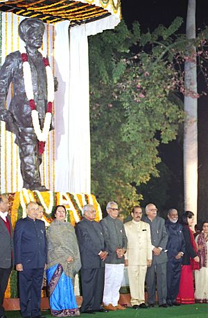 Archivo:The Prime Minister Shri Atal Bihari Vajpayee unveiled the statue of Mahatma Jyotirao Phule at Parliament House in New Delhi on December 3