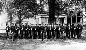 Archivo:United States Army soldiers in formation, Baton Rouge, about 1863