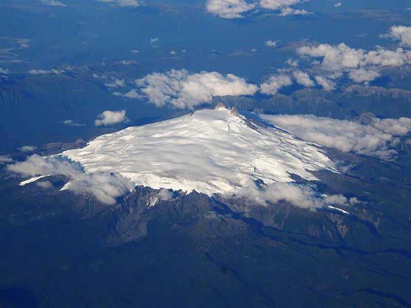 Volcan Melimoyu desde el aire