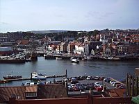 Archivo:Whitby from Whitby East Cliff