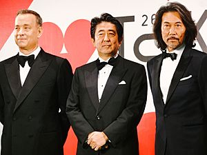 Archivo:26th Tokyo International Film Festival- Tom Hanks from Captain Phillips, Yakusho Koji from The Kiyosu Conference, Prime Minister Abe Shinzo (15403635119)