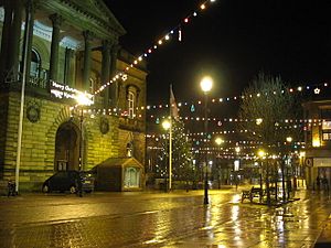 Archivo:Accrington Town Hall at night - geograph.org.uk - 888198