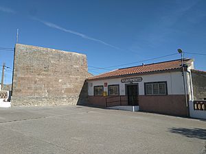 Archivo:Ayuntamiento y antiguo frontón