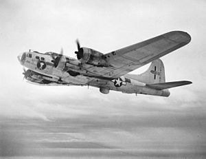 Archivo:B-17 bw left inflight