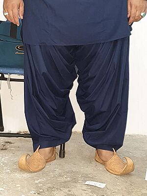 Archivo:Balochi Shalwar Kameez