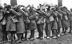 Archivo:British 55th Division gas casualties 10 April 1918