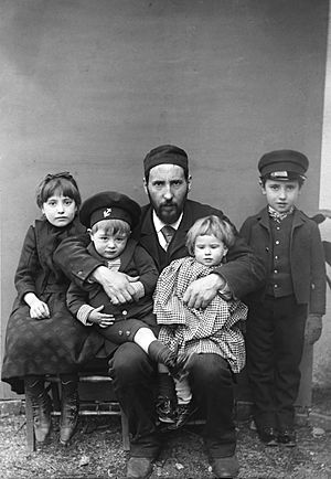 Archivo:Cajal y sus hijos Barcelona 1889