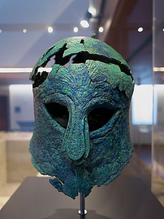 Casco estilo corintio (Museo de Málaga).jpg