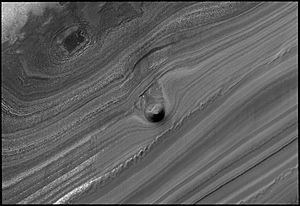 Archivo:Conical mound in trough on Mars' north pole